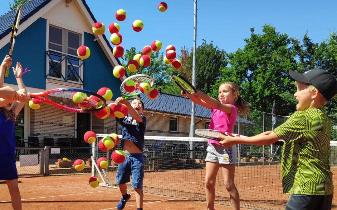 Woensdag middag 4 maart Tennis instuif Sporthal de Oostwal