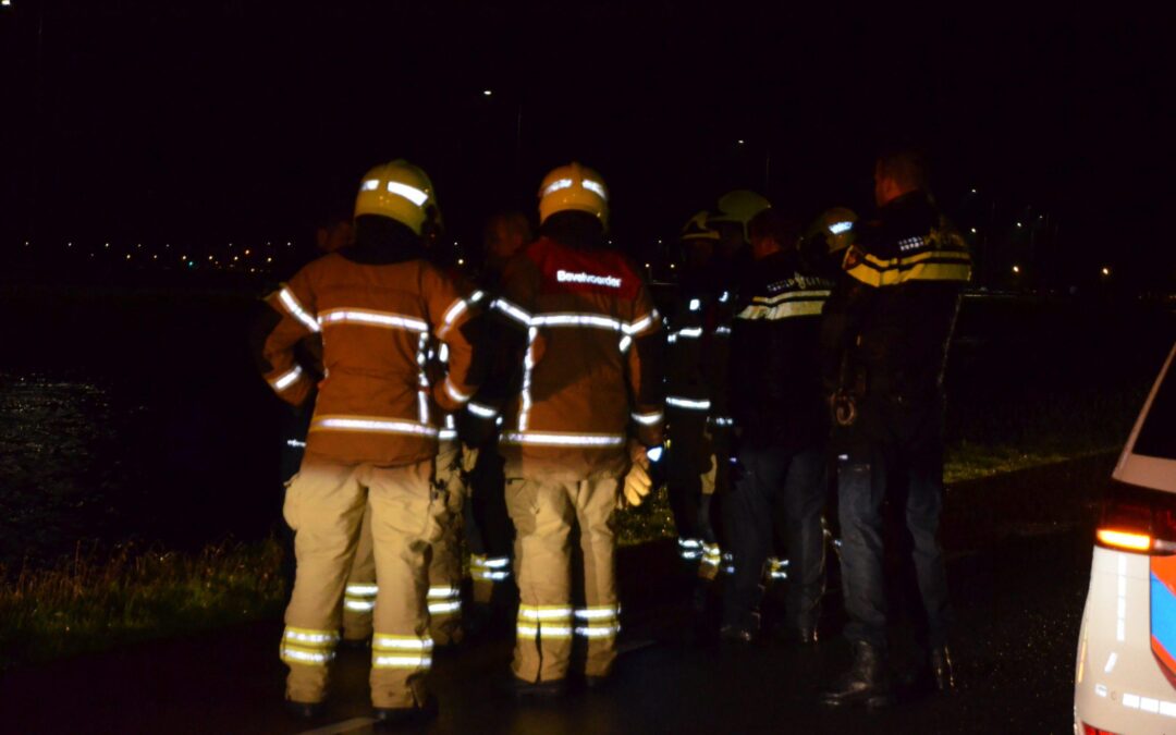 Auto te water kanaaldijk koedijk bestuurder naar ziekenhuis
