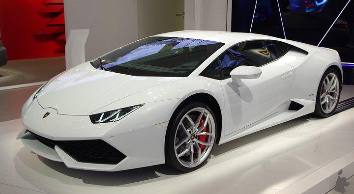 Lamborghini in de sloot bestuurder spoorloos