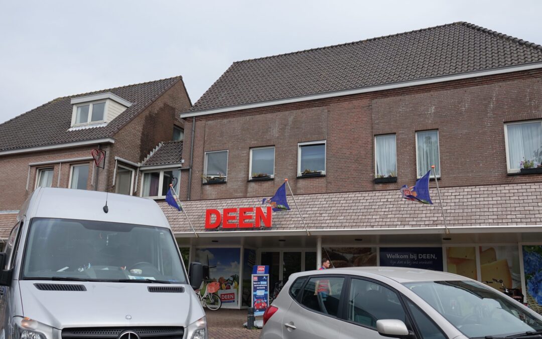 Hennepkwekerij ontmanteld in woning boven Supermarkt Deen in Noord-Scharwoude