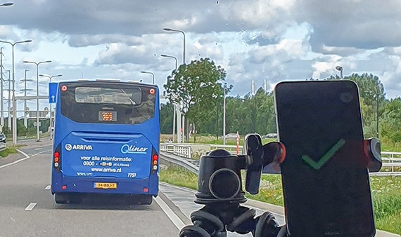 Nieuwe techniek om bussen voorrang te geven bij verkeerslichten