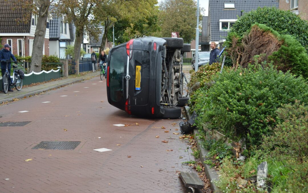 Auto richt ravage aan op Bovenweg Sint Pancras