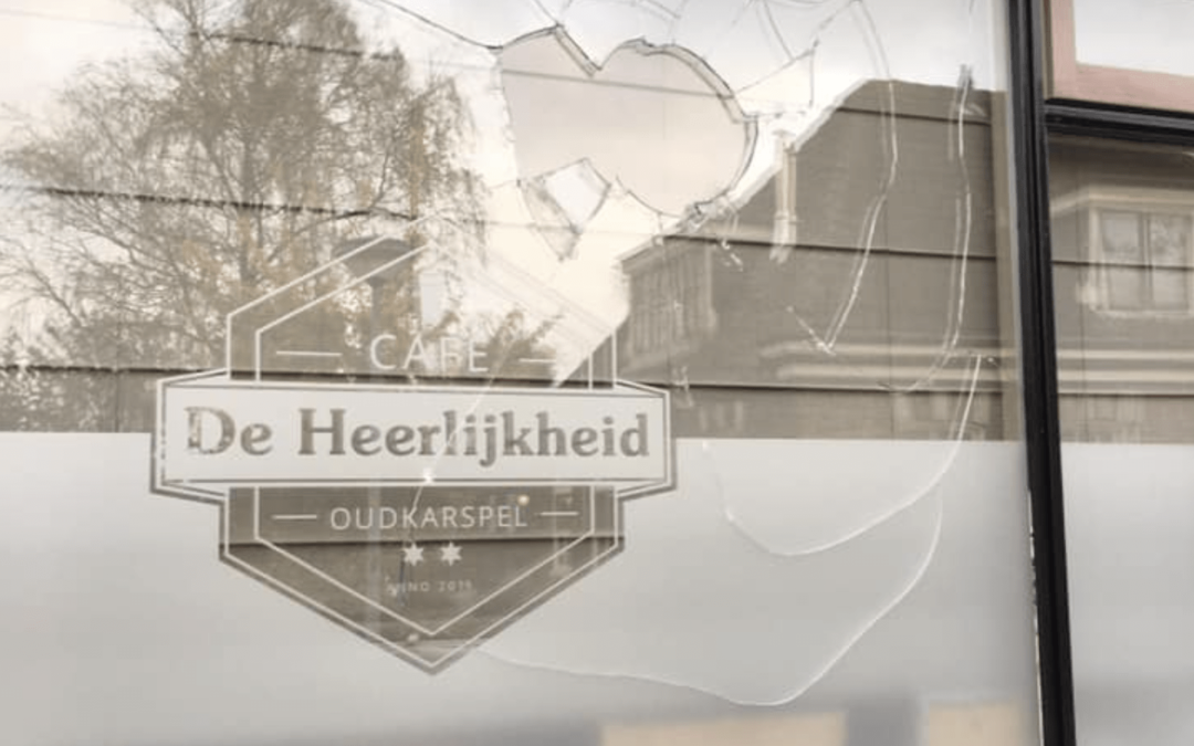 Ramen in gegooid bij Cafe de Heerlijkheid in Oudkarspel