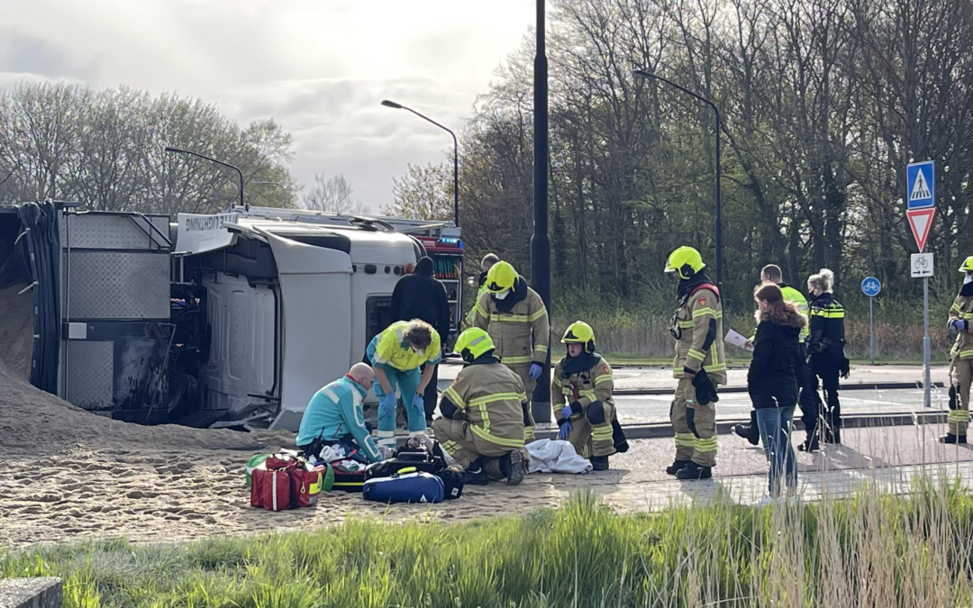Vrachtwagen kantelt 2 personen naar ziekenhuis (video)