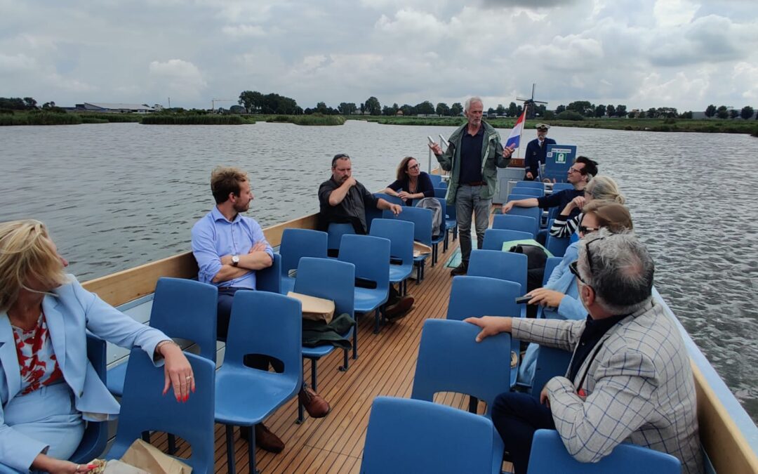 Ministerie en provincie zien rivierkreeftenprobleem Oosterdelgebied met eigen ogen