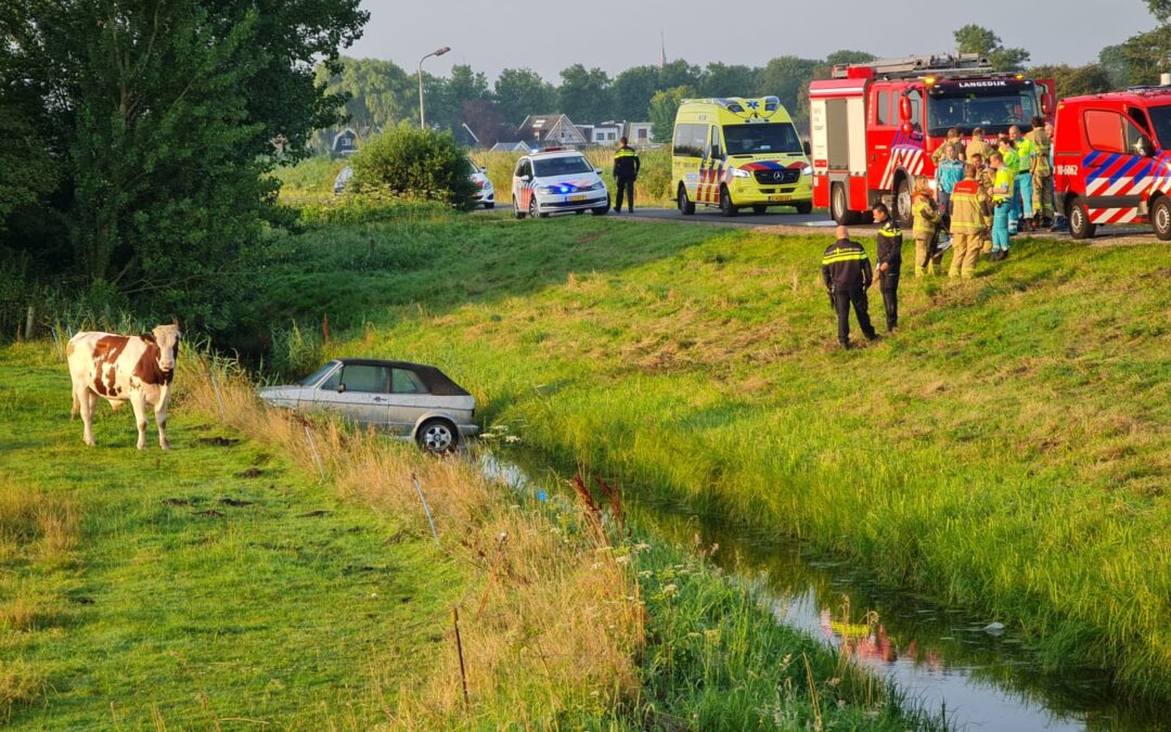 Auto te water op de Waarddijk in Oudkarspel bestuurder spoorloos