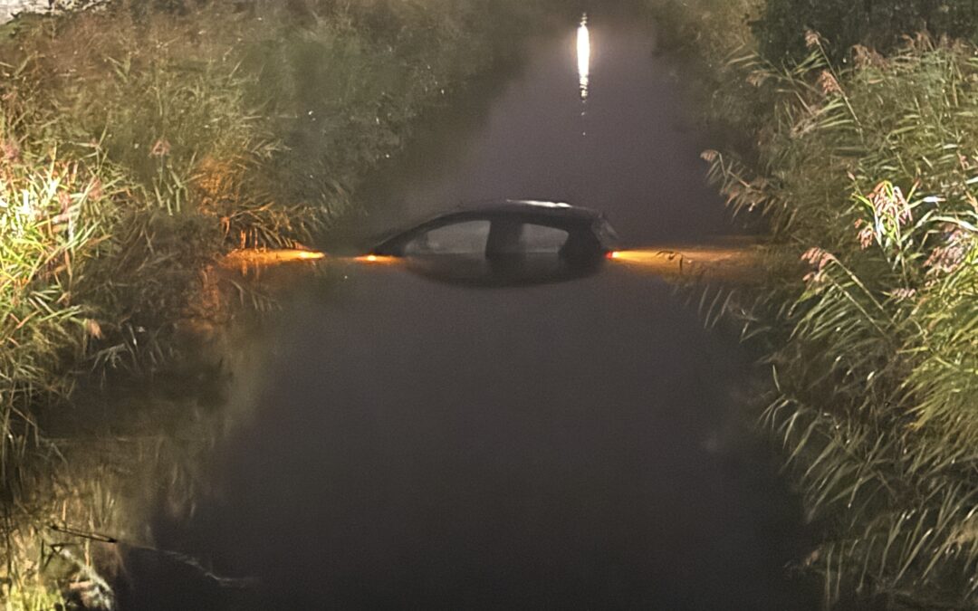 Auto te water aan het Vossenstaartpad in Heerhugowaard