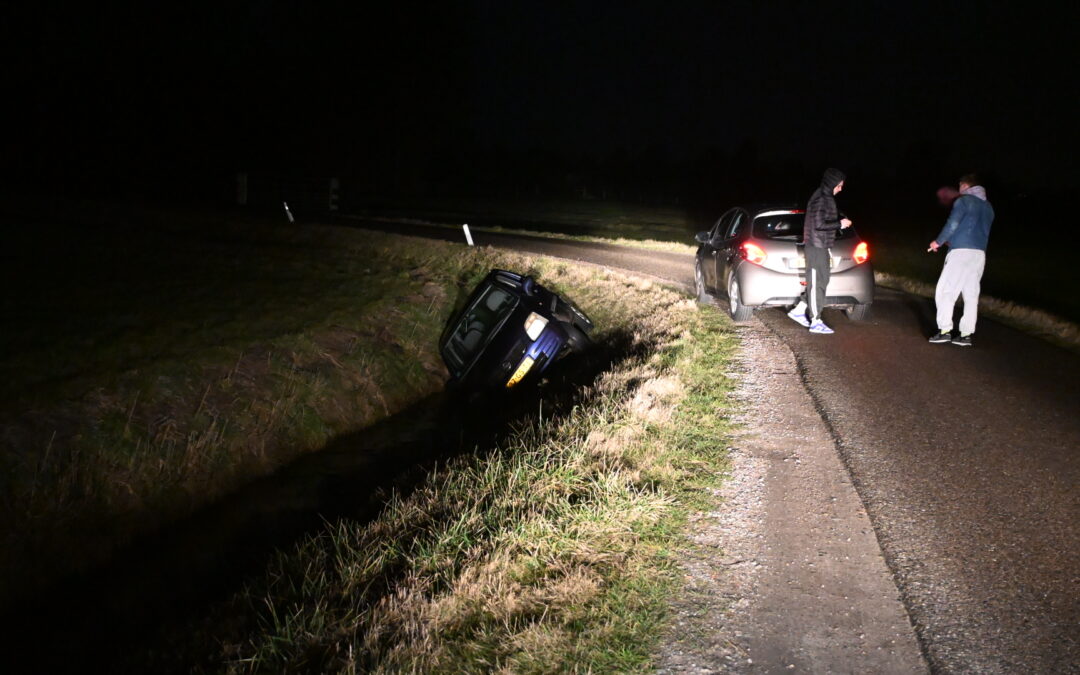 Auto belandt in sloot langs Kogendijk in Bergen, eigenaar lopend vertrokken
