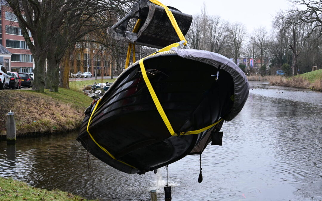 Sloep gezonken aan Geestersingel in Alkmaar, lekkende benzine zorgt voor milieudelict