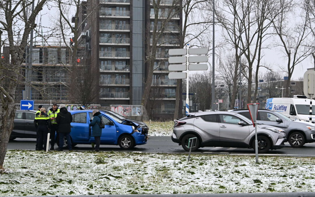 Forse autoschade na te laat remmen op Heilooër Tolweg