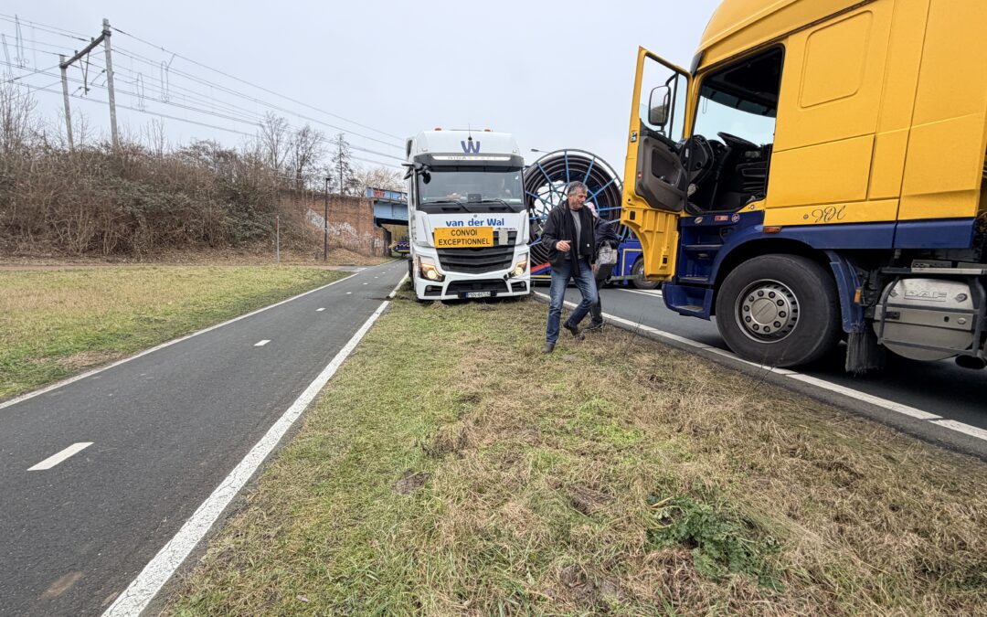 Vrachtwagen muurvast na keren op n242 verkeer kon geen kant meer op