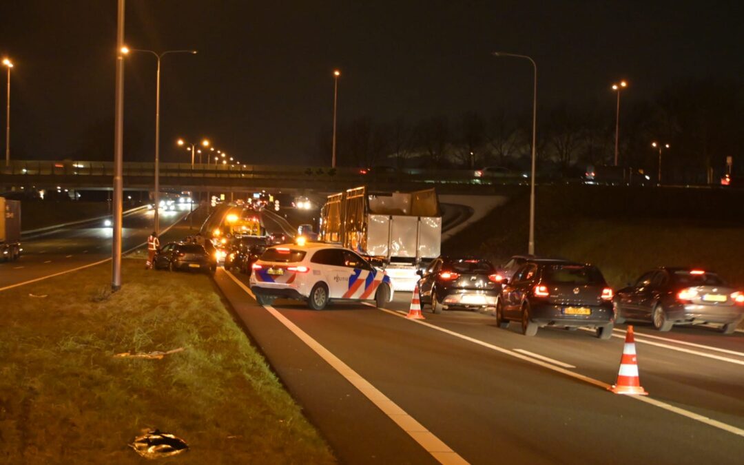 Kopstaartbotsing met vijf auto’s zorgt voor afsluiting N242 bij Alkmaar