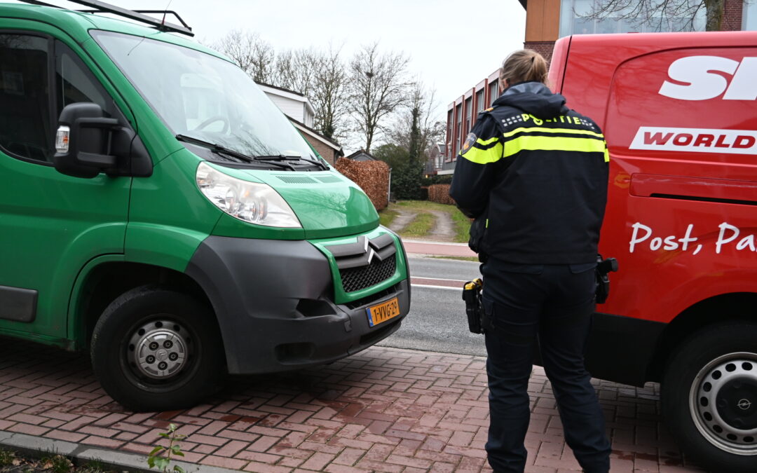 Kop-staartbotsing op Rijksweg in Limmen 3 autos twee bedrijfsbusjes worden afgesleept