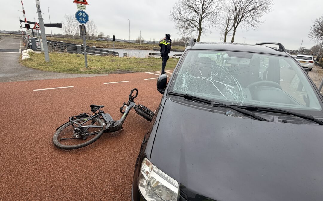 Vrouw gewond na aanrijding op Kanaaldijk in Koedijk