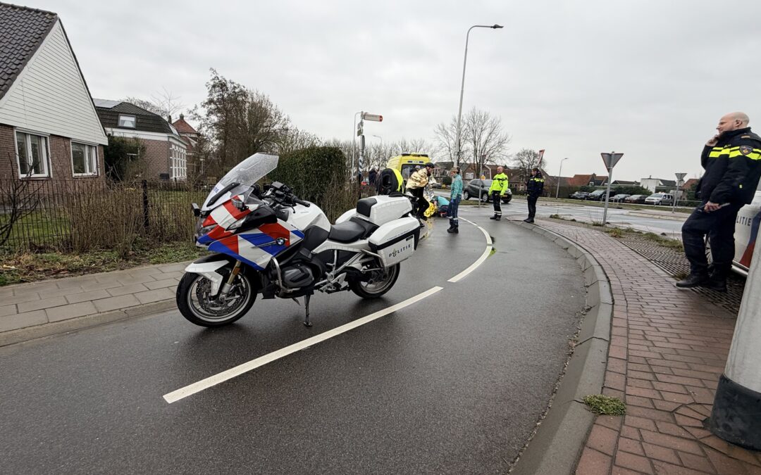Fietser en scooterrijder botsen frontaal op Noordervaart in Stompetoren