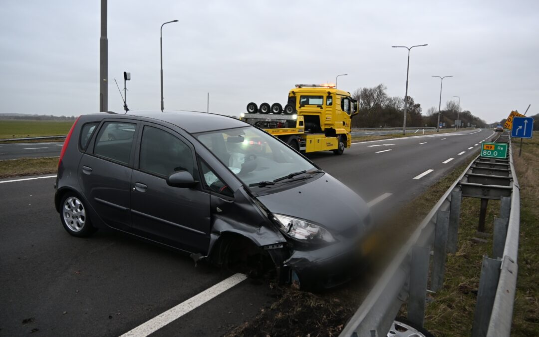 Automobilist crasht op N9 bij Alkmaar, rijbaan richting Den Helder deels dicht.