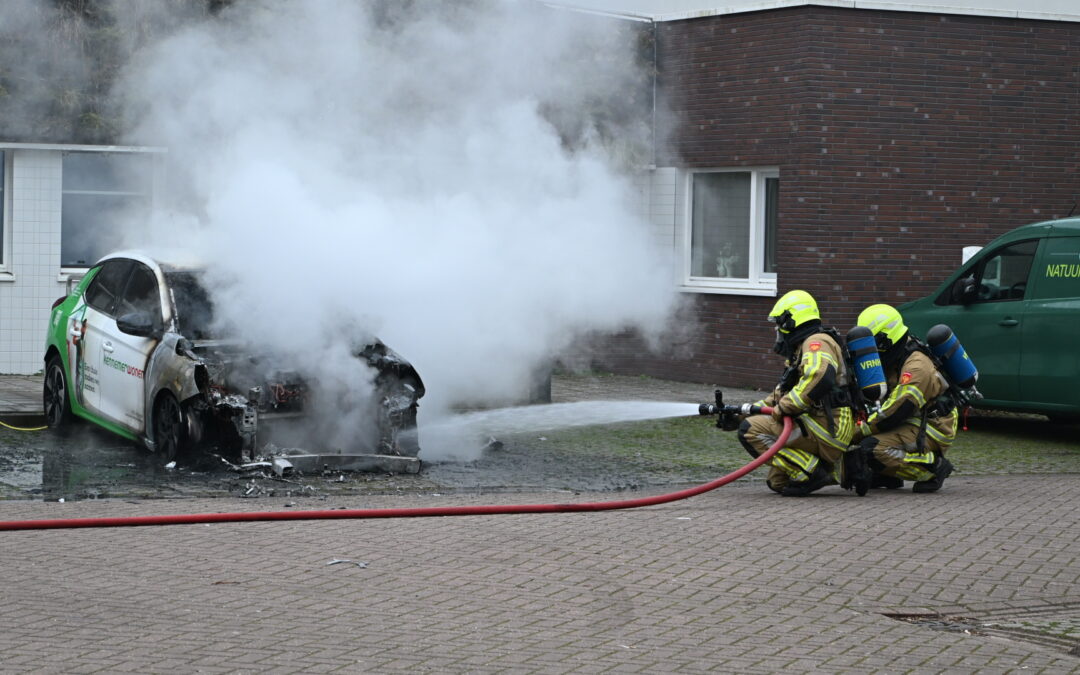 Auto in brand op Schuine Hondsboschelaan in heiloo Heiloo-Vanmiddag is brand ontstaan in een auto op de Schuine Hondsboschelaan