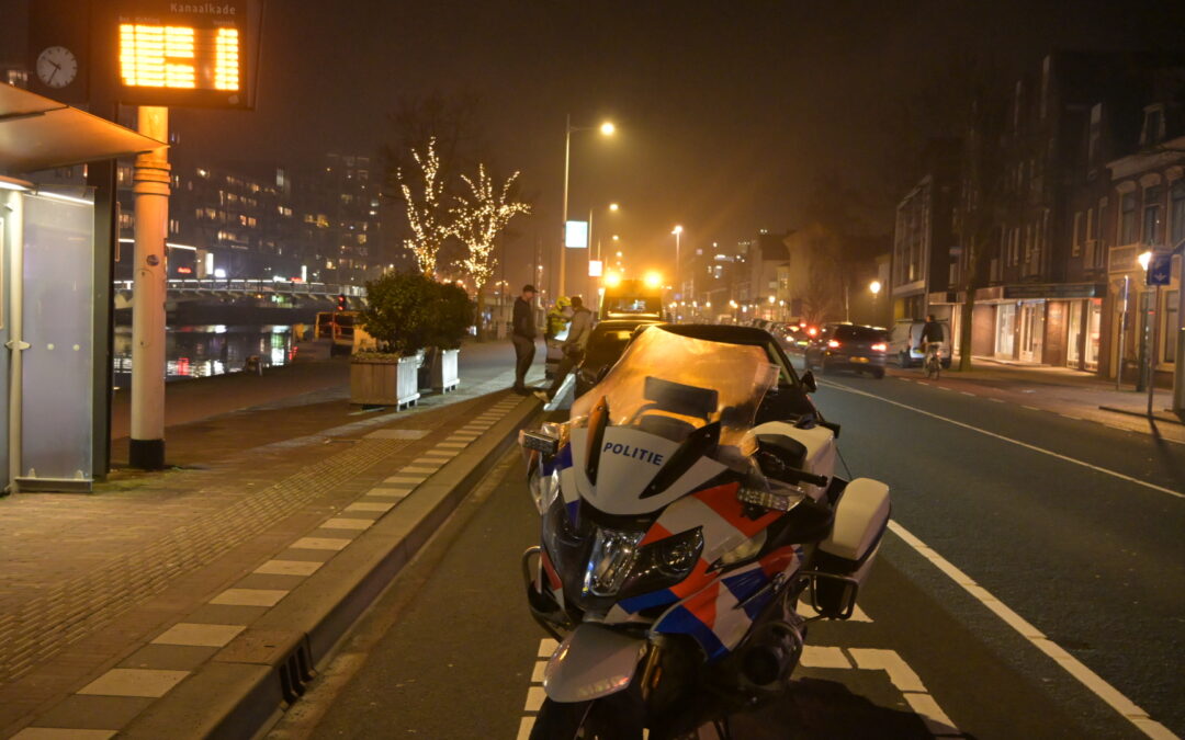 Kopstaart botsing op Kanaalkade één persoon naar het ziekenhuis