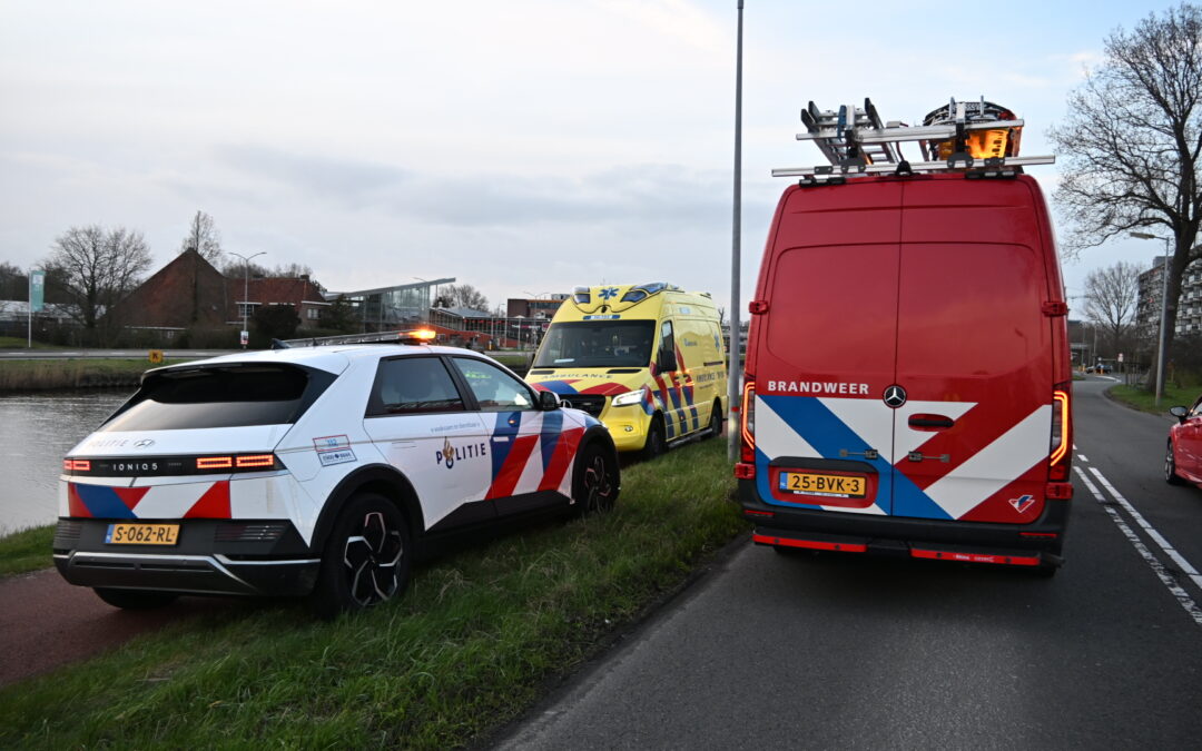 Persoon te water op Noorderkade in Alkmaar