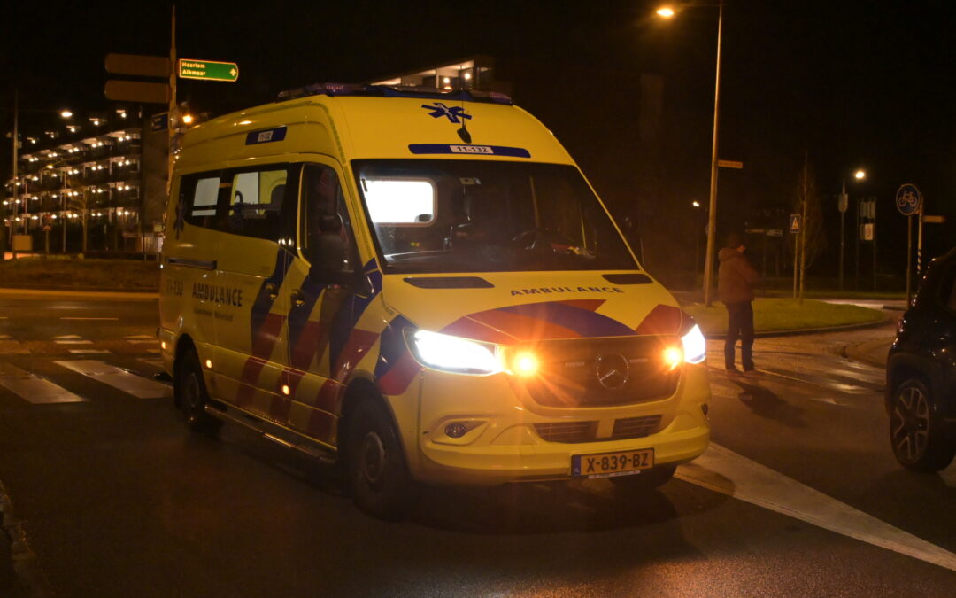 Wapperende jurk lijdt tot valpartij- fietster naar het ziekenhuis