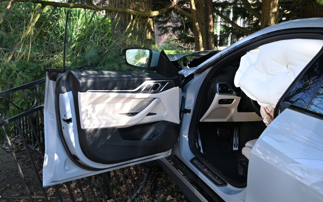 Automobilist komt tot stilstand tegen boom in tuin