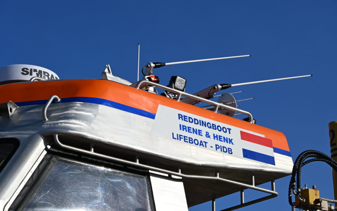 Reddingsactie voor vermoeide kitesurfer bij Bergen aan Zee