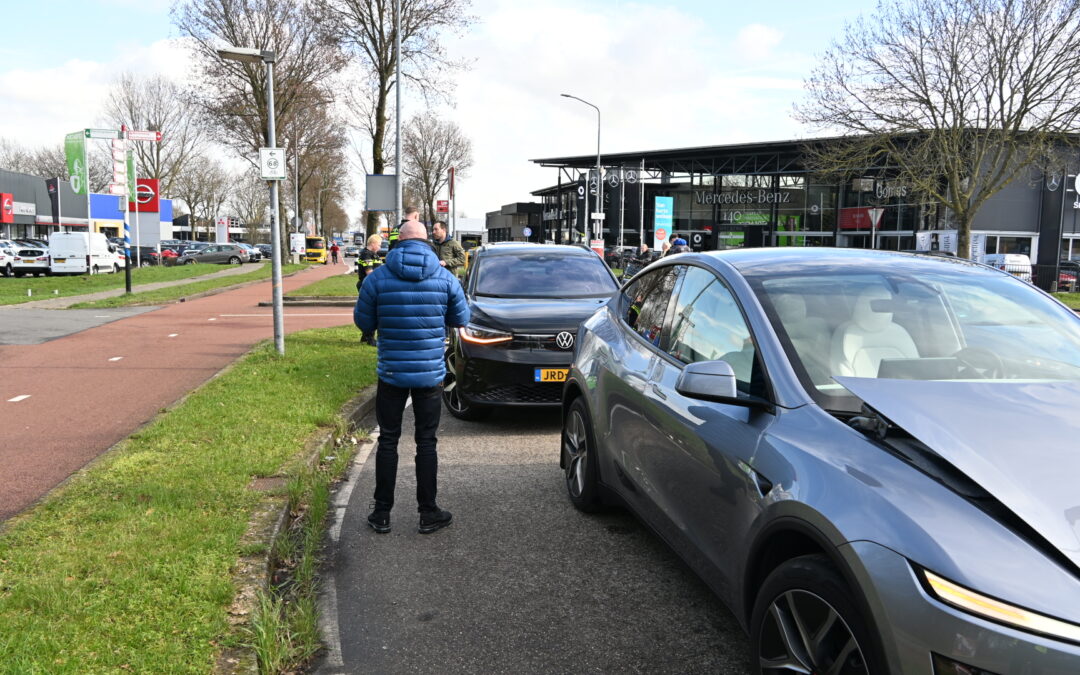 Aanrijding tussen scooter rijder aangereden-Automobilist op de Robbenkoog in alkmaar