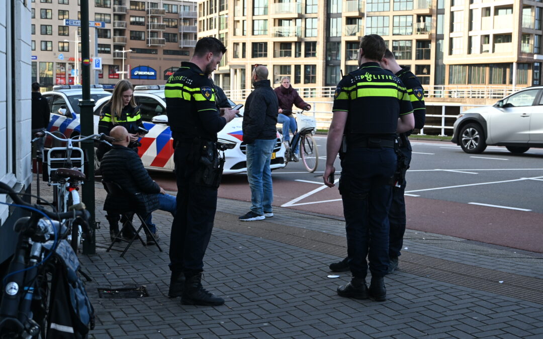 Scooter en fietster botsen op Dirk Duivelsweg in Alkmaar