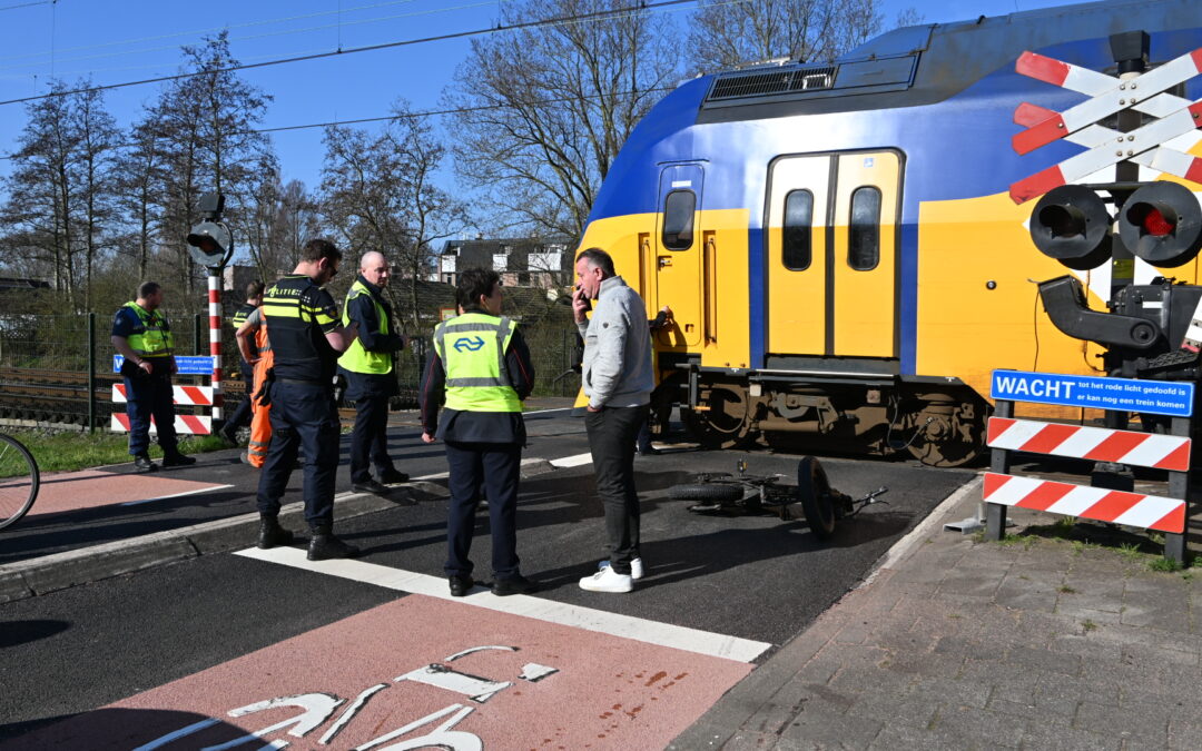 Fatbiker rijdt slagboom er uit op de Kalkovensweg fiets tegen de trein