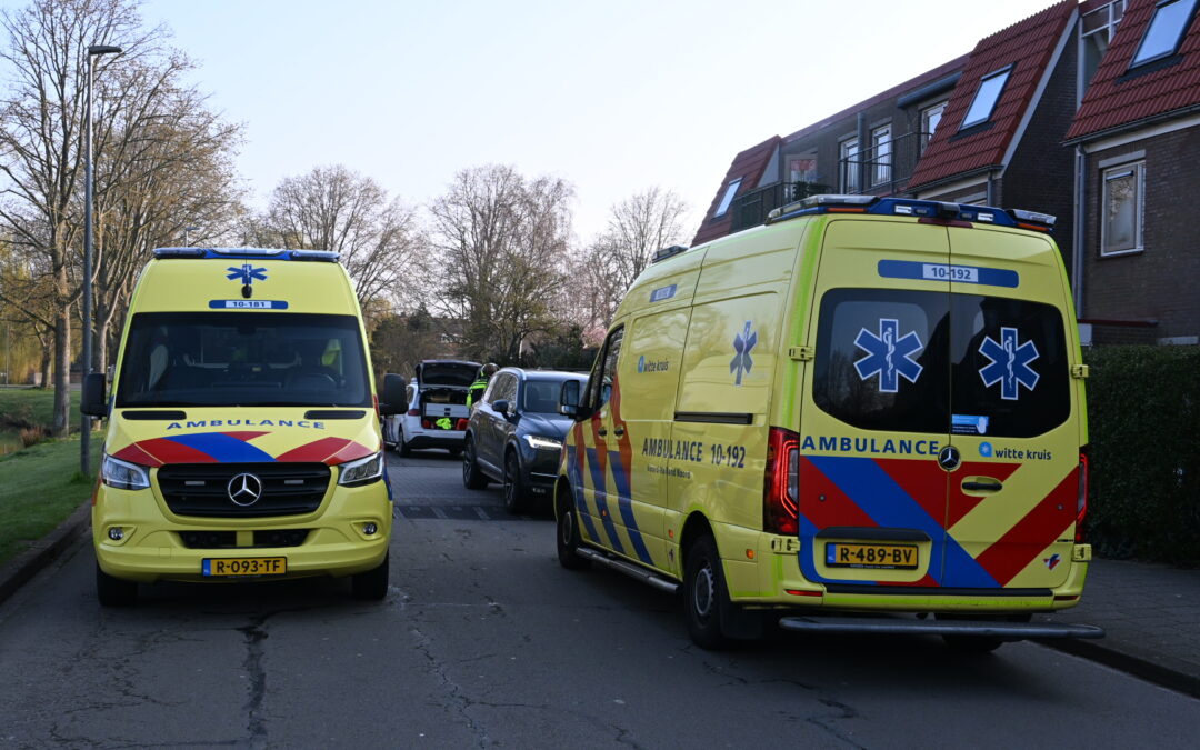 Auto ramt woning in alkmaar bestuurder gereanimeerd
