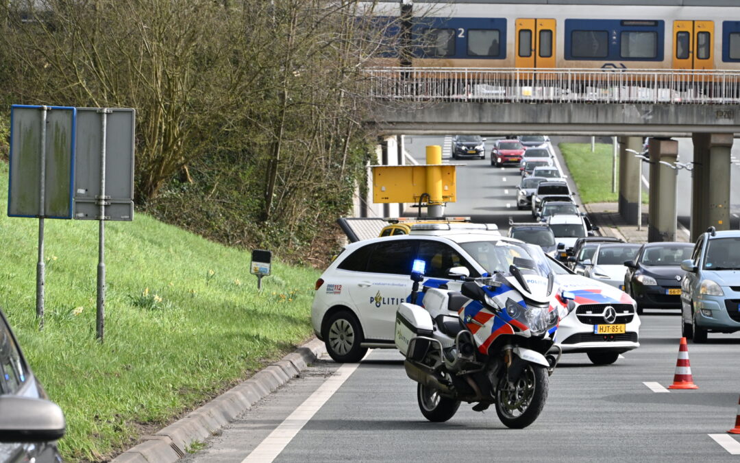 Twee auto’s botsen op N508 flinke schade