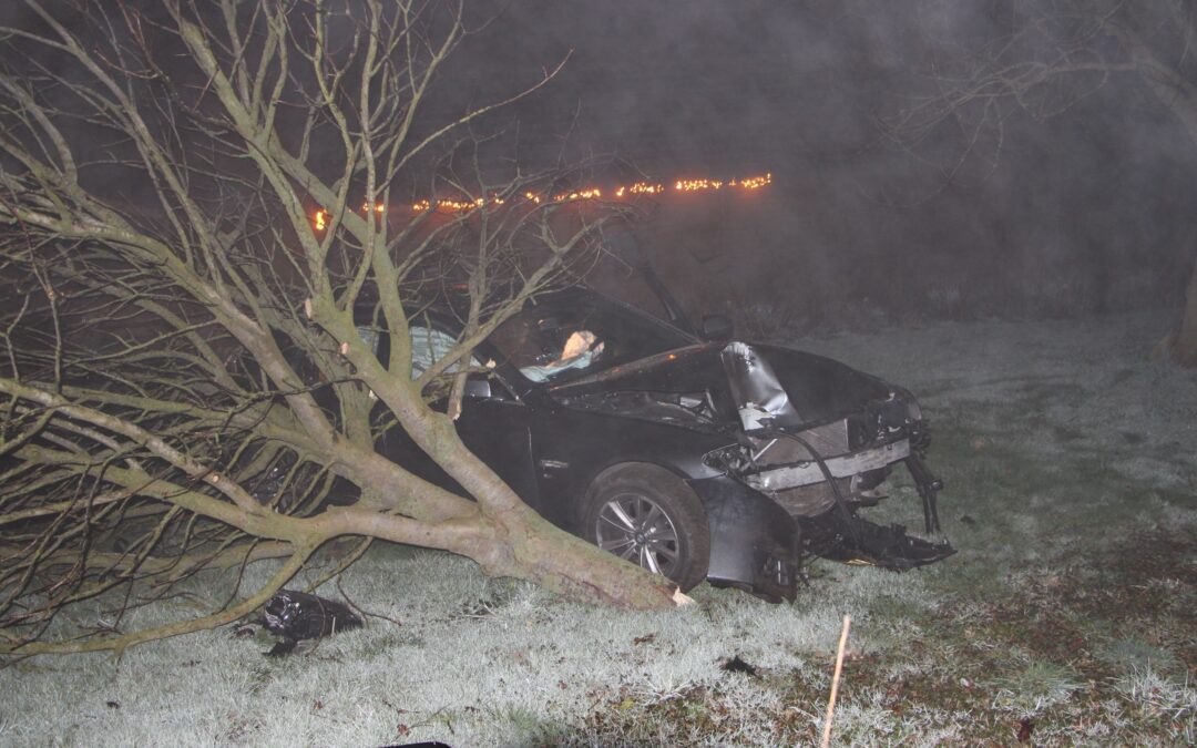 Auto zwaar beschadigd op de baakmeerdijk