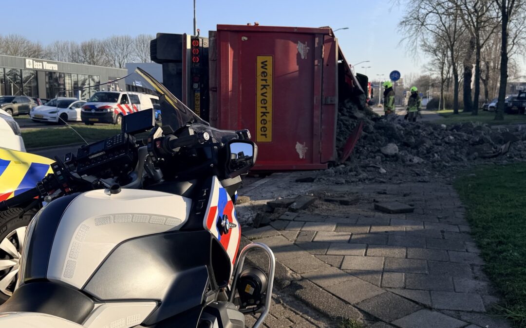 Zware klus voor brandweer en politie na ongeval met vrachtwagen op Edisonweg
