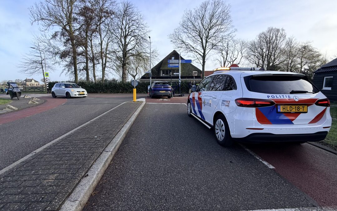 Flinke schade bij aanrijding op kruising Herenweg en Voorweg in Schoorl