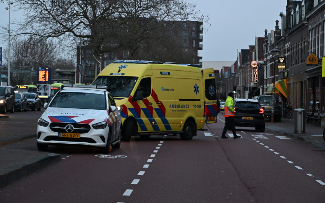 Voetganger aangereden door stadsbus op zebrapad Stationsweg Alkmaar