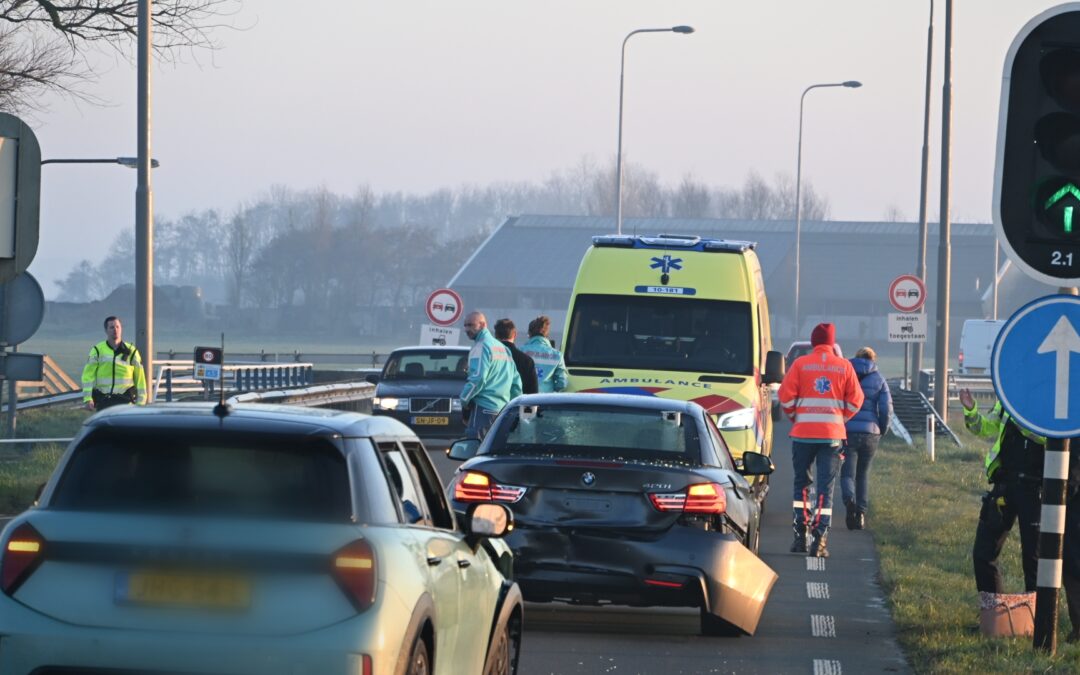 Kop-staartbotsing op N512 bij Egmond aan de Hoef
