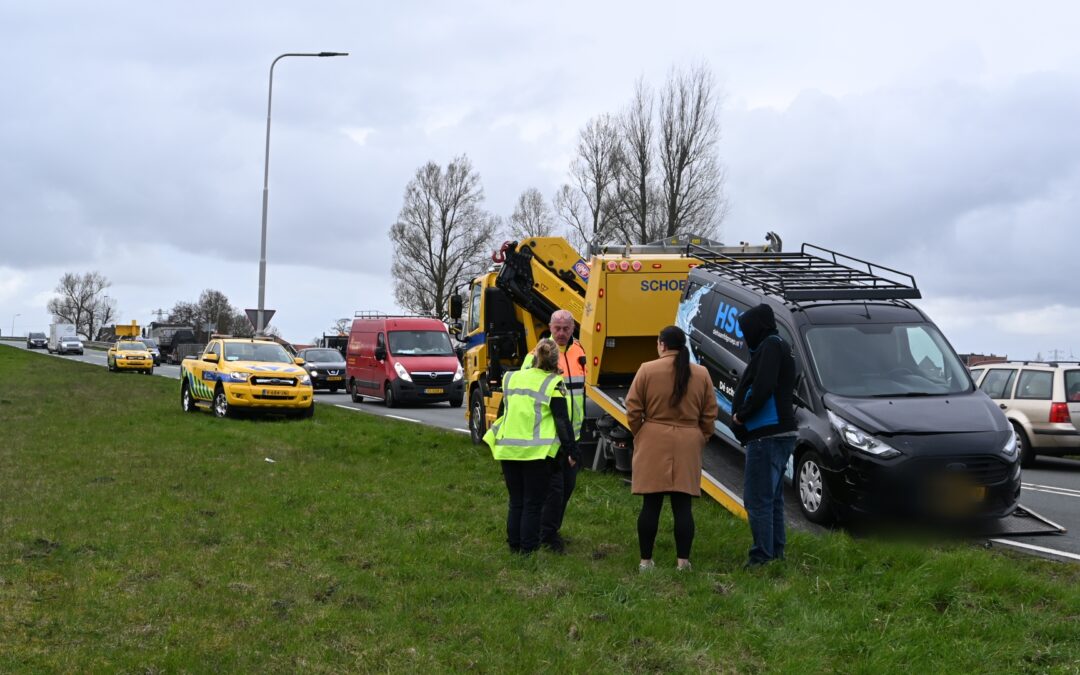 Bedrijfsbusje botst op auto, lichte hinder op N244