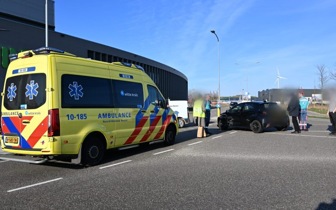 ONGEVAL MET TWEE PERSONEN IN HEILOO, VEEL SCHADE AAN AUTO’S