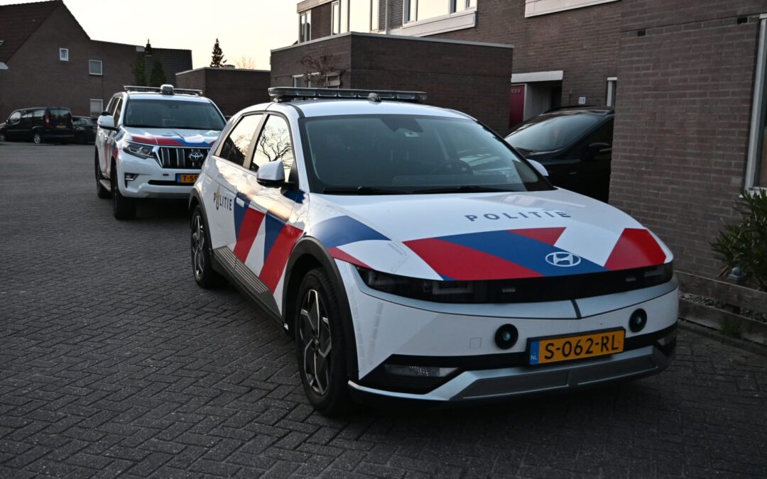Bestuurder ramt drie geparkeerde auto’s en wordt aangehouden in Alkmaar