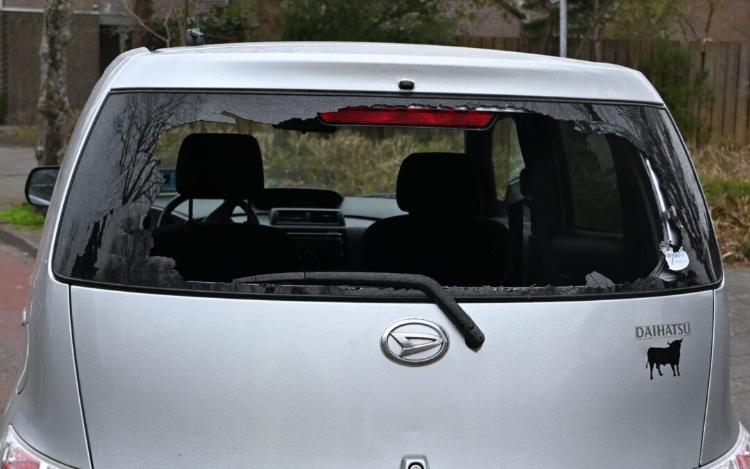 Fietser vliegt door achterruit bij ongeval in Alkmaar