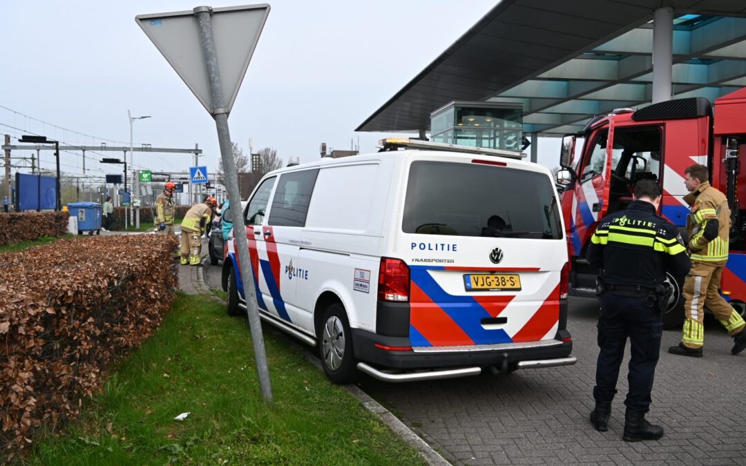 Ongeval tussen Canta en personenauto op Stationsplein Uitgeest