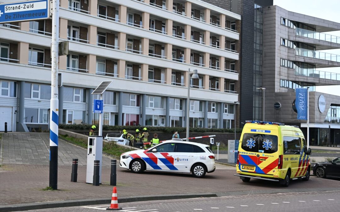 AUTO VLIEGT DOOR SLAGBOOM IN EGMOND, BESTUURSTER NAGEKEKEN IN AMBULANCE