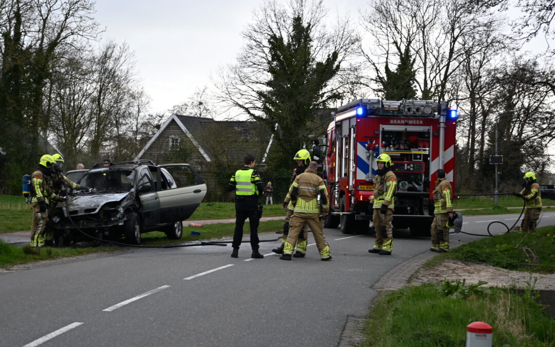Auto volledig uitgebrand aan de Nesdijk in Bergen.