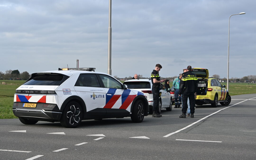 Fietser gewond na aanrijding met auto op Kogendijk in Bergen