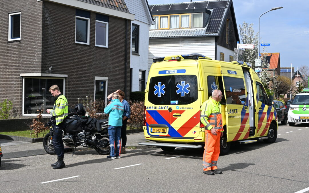 Fietser en scooterrijder botsen op Heerenweg in Egmond aan den Hoef