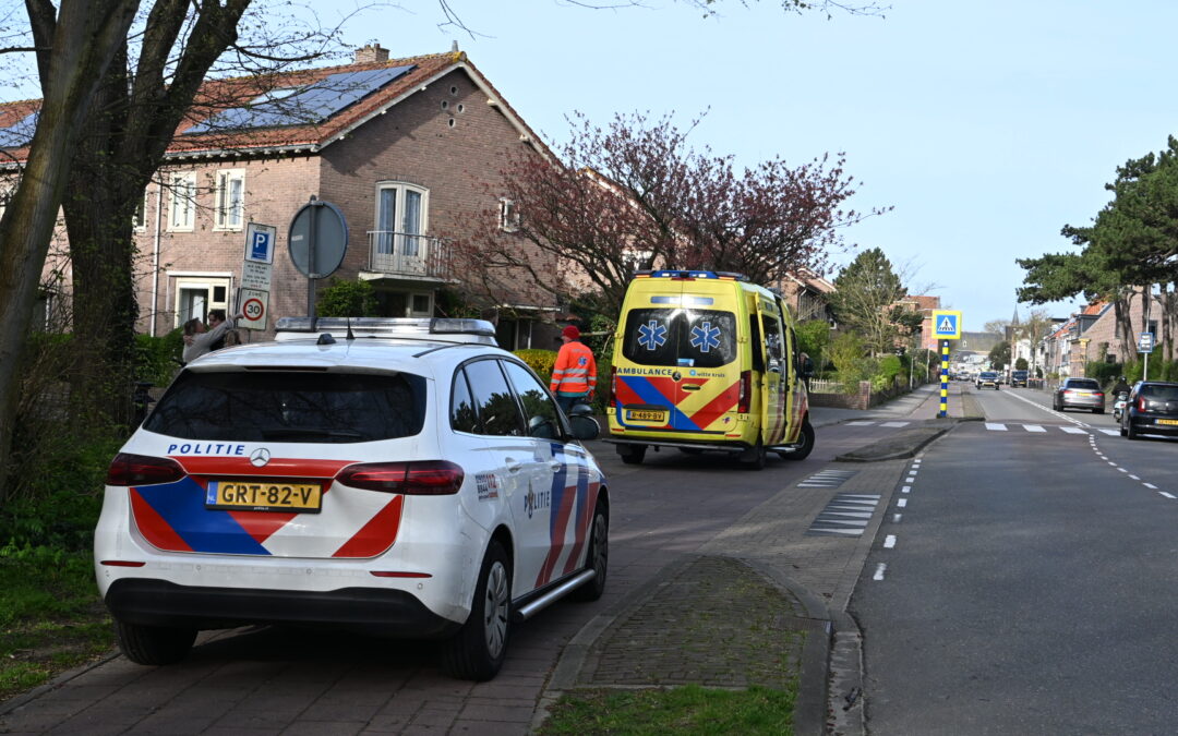 Scooter en auto botsen in Egmond aan Zee
