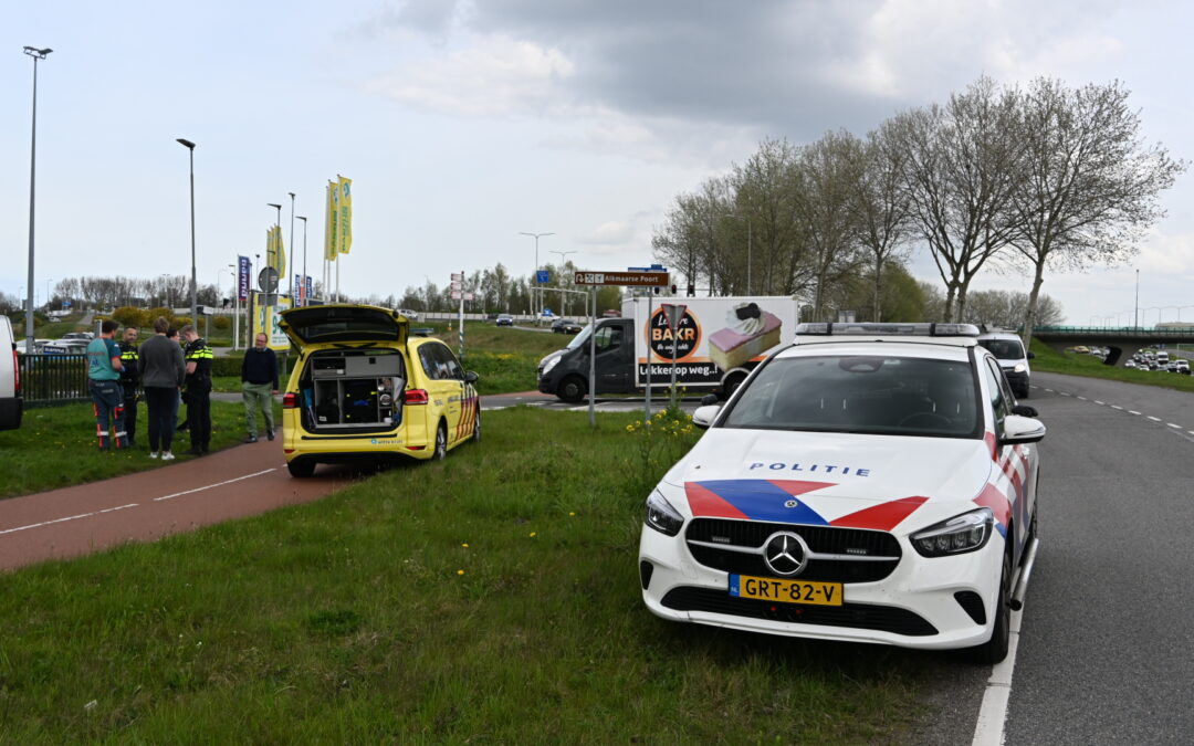 Auto beland in plantsoen na aanrijding op de Omval