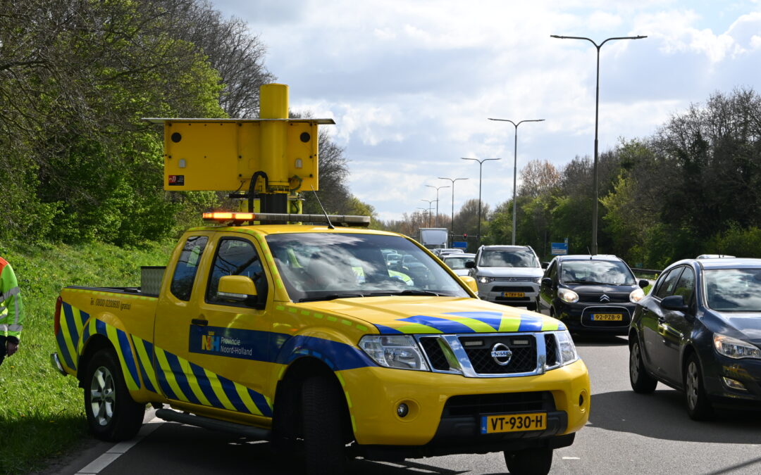 Auto botst op busje op N9, weg snel weer vrij.