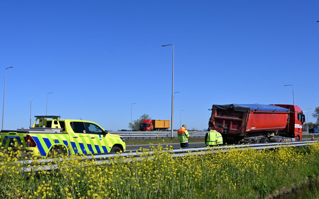 Vrachtwagen met klapband zorgt voor verkeershinder op A9 bij Heiloo