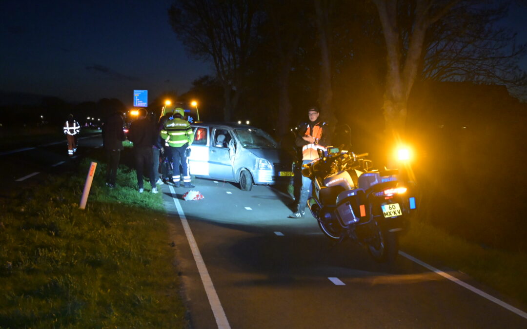 Auto over de kop na schrikreactie op N243 bij Stompetoren.